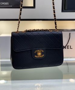 Design VINTAGE CHANEL BLU JUMBO BAG, MAXI LOGO, RARE