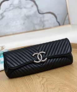 Design Chanel - Black Leather Chevron Clutch