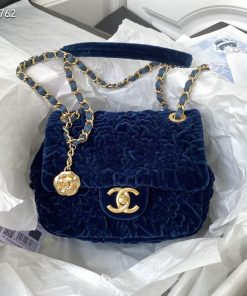 Design CHANEL Velvet Camellia Embossed Mini Square Flap