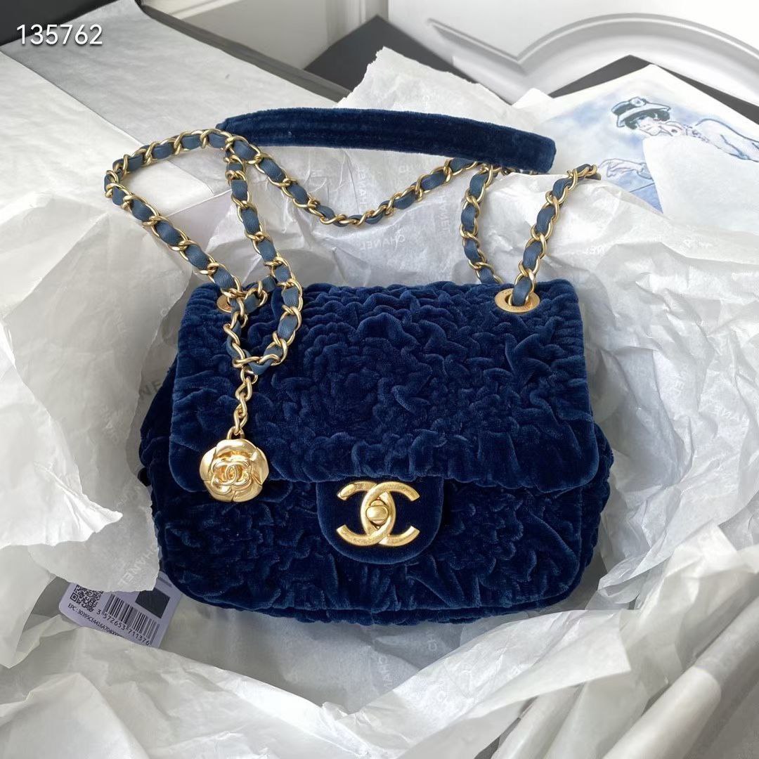 Design CHANEL Velvet Camellia Embossed Mini Square Flap