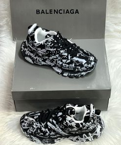 Design Balenciaga - Graffiti Track Sneakers in Black