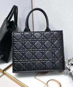 Design CHRISTIAN DIOR Ultra Matte Calfskin Cannage Large Lady Dior Black