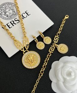 Design Crystal La Medusa Greca necklace