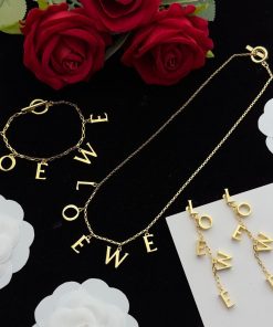 Design Loewe necklace featuring bold logo