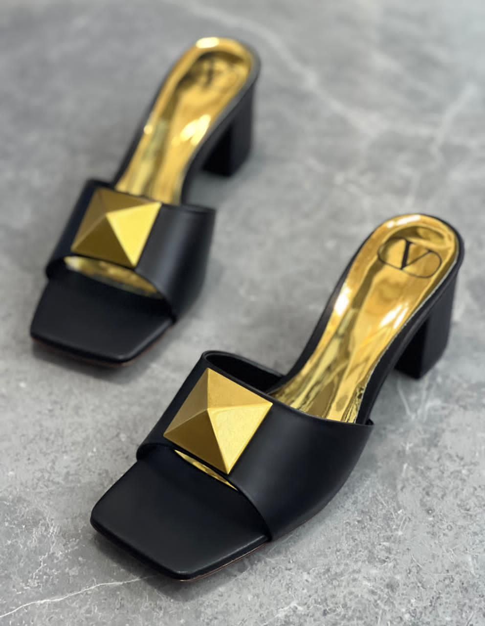 Design VALENTINO GARAVANI One Stud leather mules