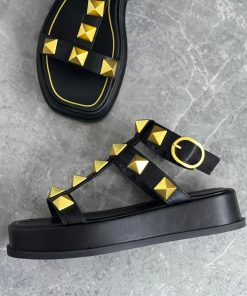 Design Garavani Roman Stud Platform Sandals in Black
