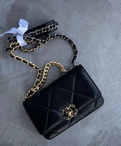 Design CHANEL Lambskin Quilted Chanel 19 Wallet On Chain WOC