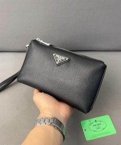 Design Prada logo-plaque clutch bag