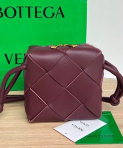 Design BOTTEGA VENETA Lambskin Maxi Intrecciato Mini Cassette Camera Bag Bordeaux for women