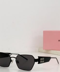 Design MIU MIU sunglasses